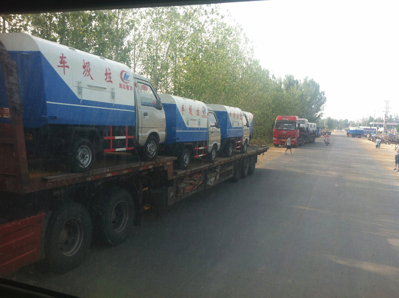 圖為準(zhǔn)備發(fā)車至山西的小型<a href=http://www.jeexue.cn/ljc target=_blank class=infotextkey>垃圾車</a>