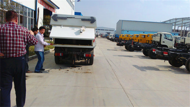 內(nèi)蒙客商正在參觀五十鈴<a href=http://www.jeexue.cn/saoluche/ target=_blank class=infotextkey>掃路車</a>