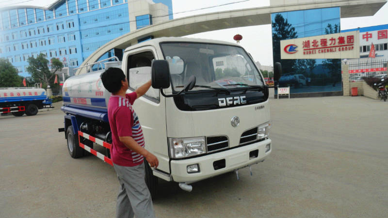 正在給5噸<a href=http://www.jeexue.cn/ssc target=_blank class=infotextkey>灑水車</a>做出廠前準備