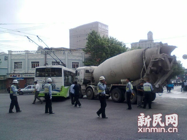 一輛19路電車在新閘路成都北路路口被一輛水泥<a href=http://www.jeexue.cn/jbc/ target=_blank class=infotextkey>攪拌車</a>攔腰撞擊，車毀嚴(yán)重。通訊員 殷佳維 攝