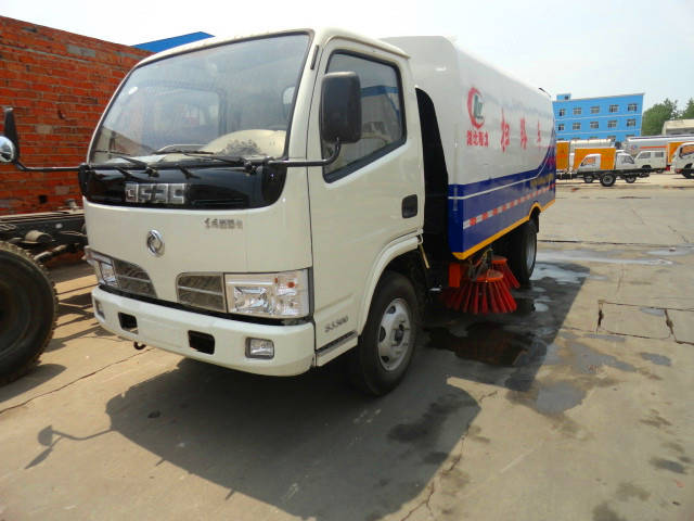  東風(fēng)福瑞卡道路清掃車（<a href=http://www.jeexue.cn/saoluche/ target=_blank class=infotextkey>掃路車</a>）