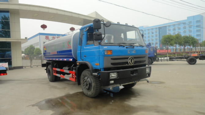 程力廠門 前的東風153<a href=http://www.jeexue.cn/ssc target=_blank class=infotextkey>灑水車</a>