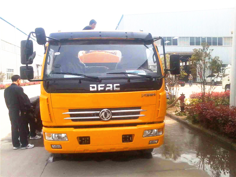 高壓清洗<a href=http://www.jeexue.cn/xifenche/ target=_blank class=infotextkey>吸糞車</a>正面圖