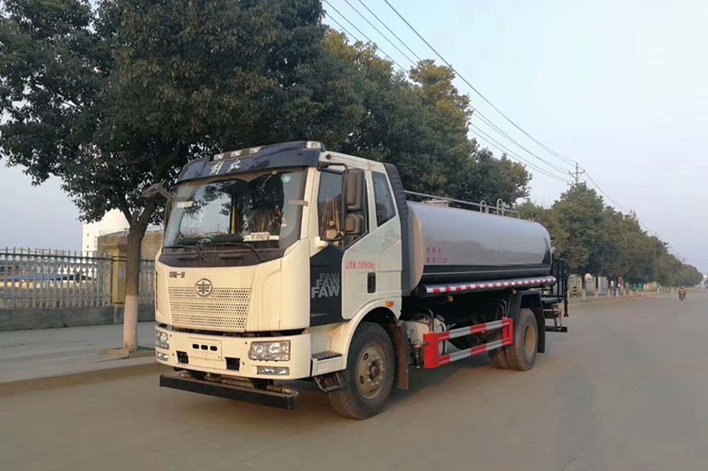 國(guó)六13方解放J6灑水車(chē)
