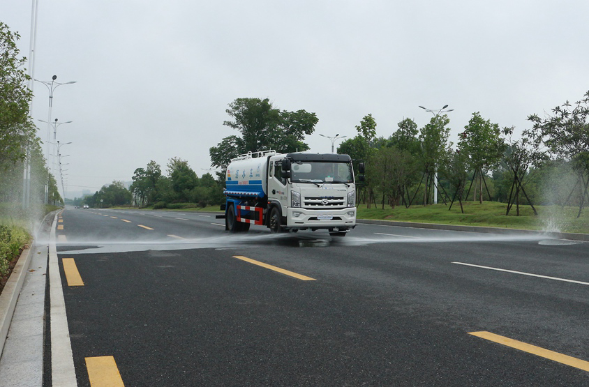 藍(lán)牌5方東風(fēng)多功能綠化灑水車(chē)（抑塵車(chē)）前沖功能演示