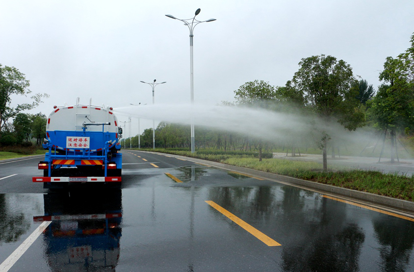 藍(lán)牌5方東風(fēng)多功能綠化灑水車(chē)（抑塵車(chē)）頂噴功能演示